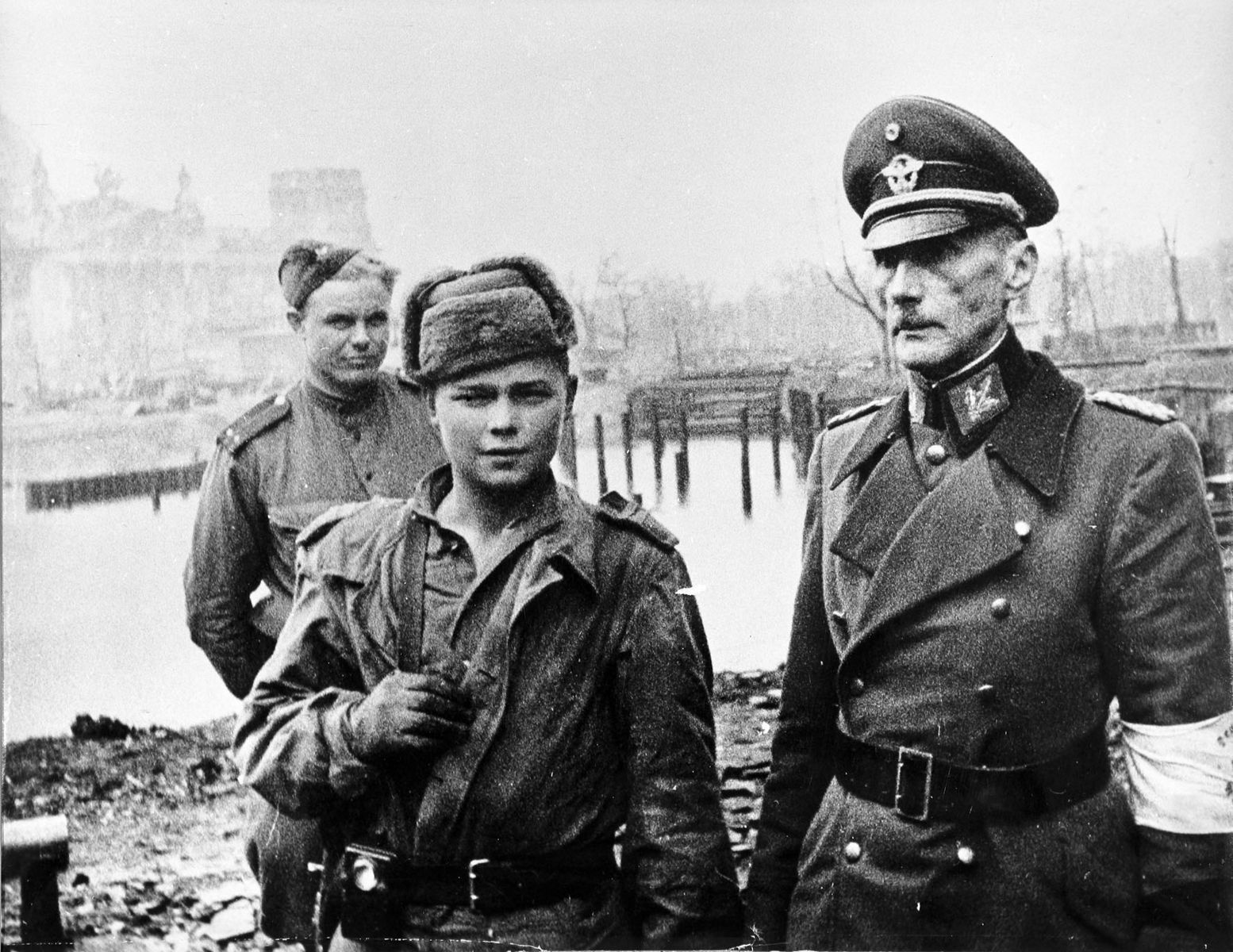 В каком году немцы вошли. Пленные солдаты вермахта советскими солдатами. РККА В Берлине 1945.