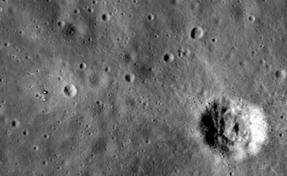 Лунные факты. Флаг на Луне в телескоп. Флаг на Луне. Аполлон 11 три кратера. Отсутствие кратера на поверхности при взлете Аполлон 11 факты.