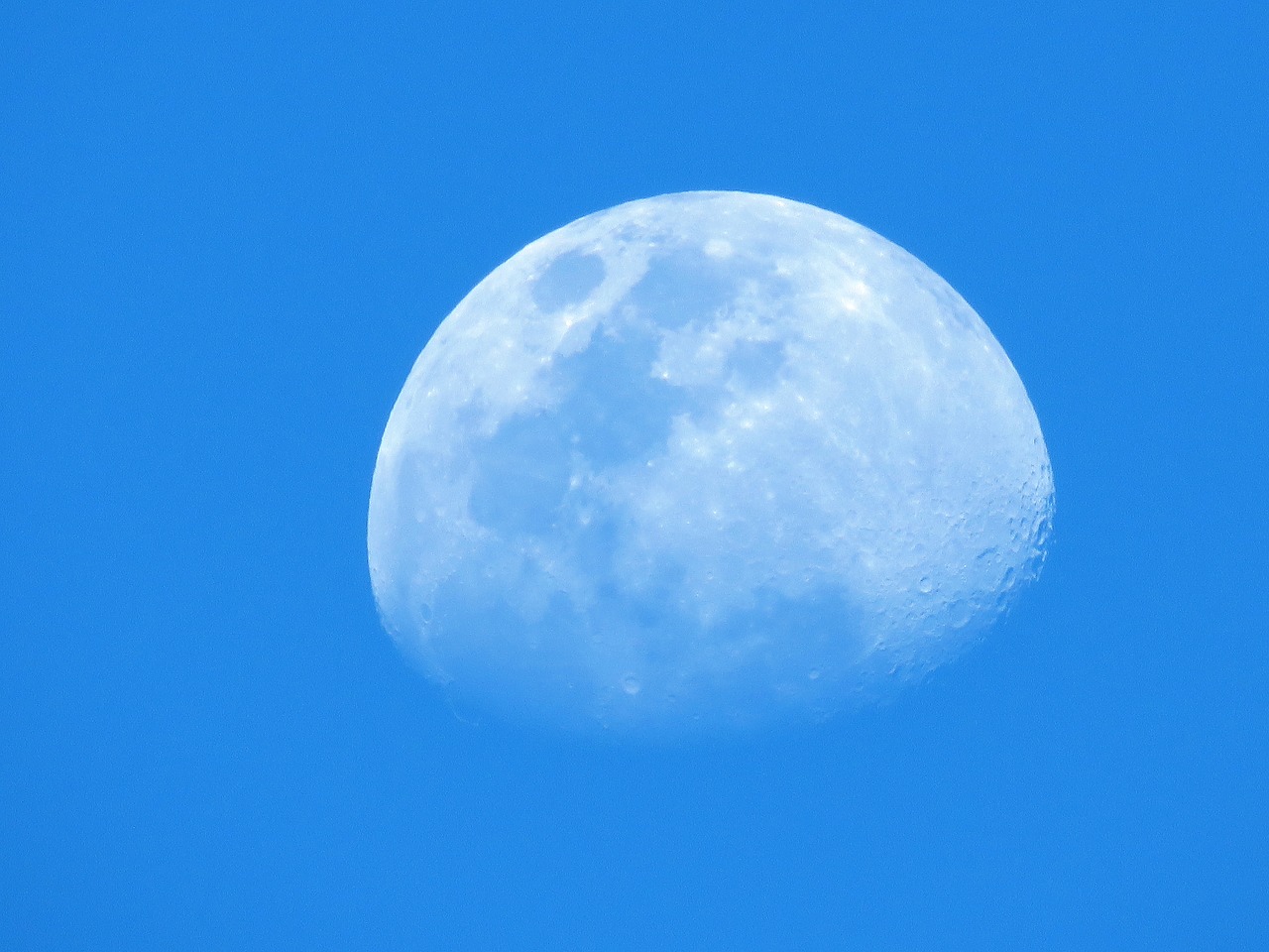 Каким цветом луна на небе. Луна на голубом небе. Луна на небе. Голубая Луна Планета. Синяя Луна.