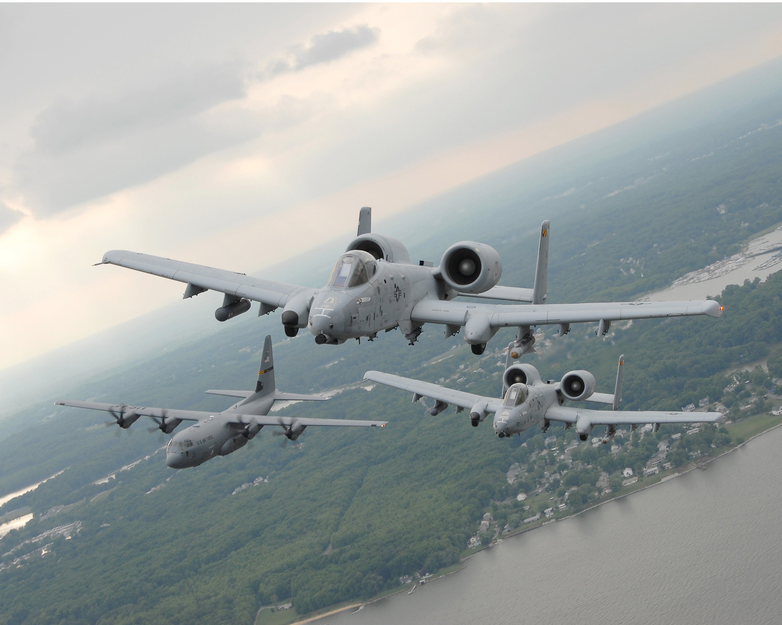 A10 8g. А-10 Тандерболт. Бородавочник самолет а-10. A-10a "Thunderbolt II". Штурмовик а-10 Thunderbolt.