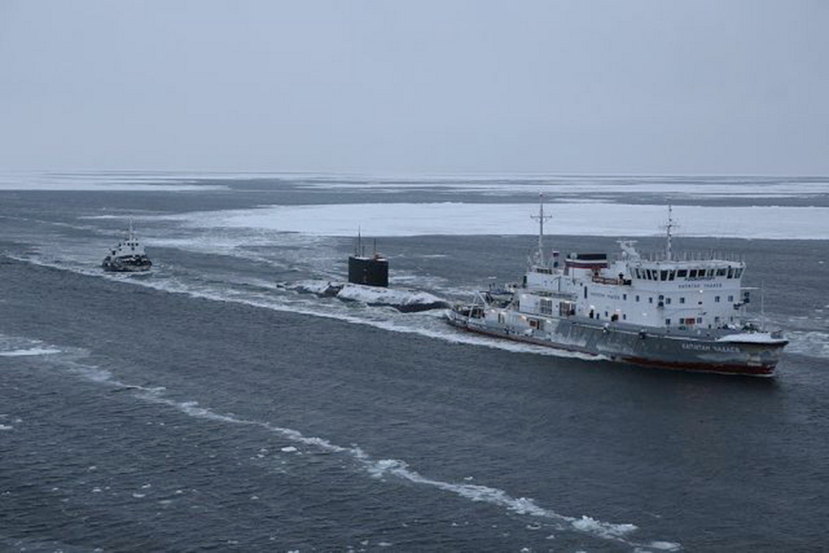 Белое море порты. Ледоколы в белом море. Катера на Диксоне. Порт на белом море. Подводная лодка ледокол.