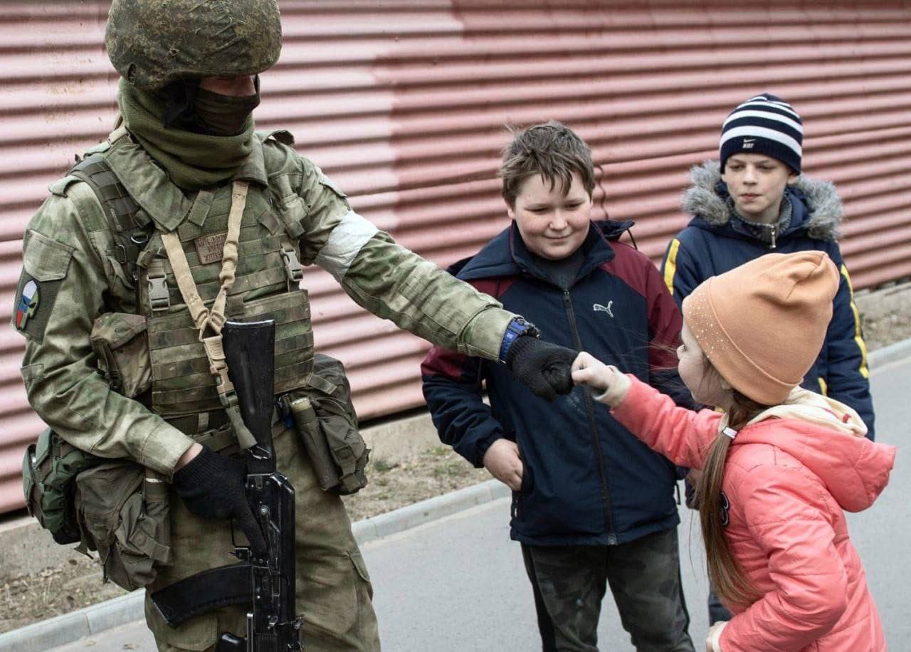 Российский солдат с ребенком